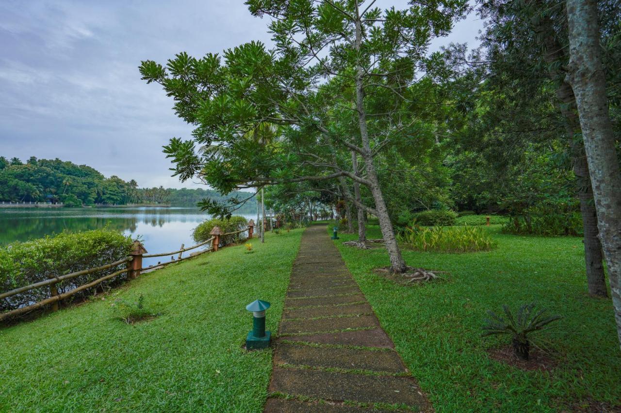 Fragrant Nature Backwater Resort & Ayurveda Spa Kollam Dış mekan fotoğraf