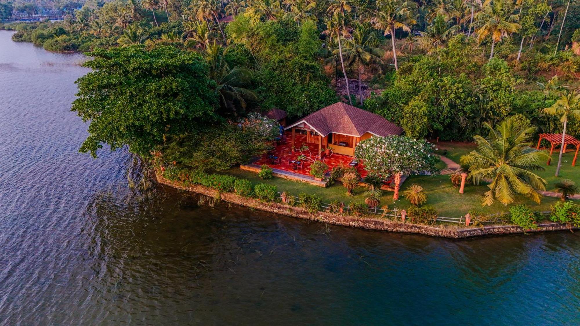 Fragrant Nature Backwater Resort & Ayurveda Spa Kollam Dış mekan fotoğraf