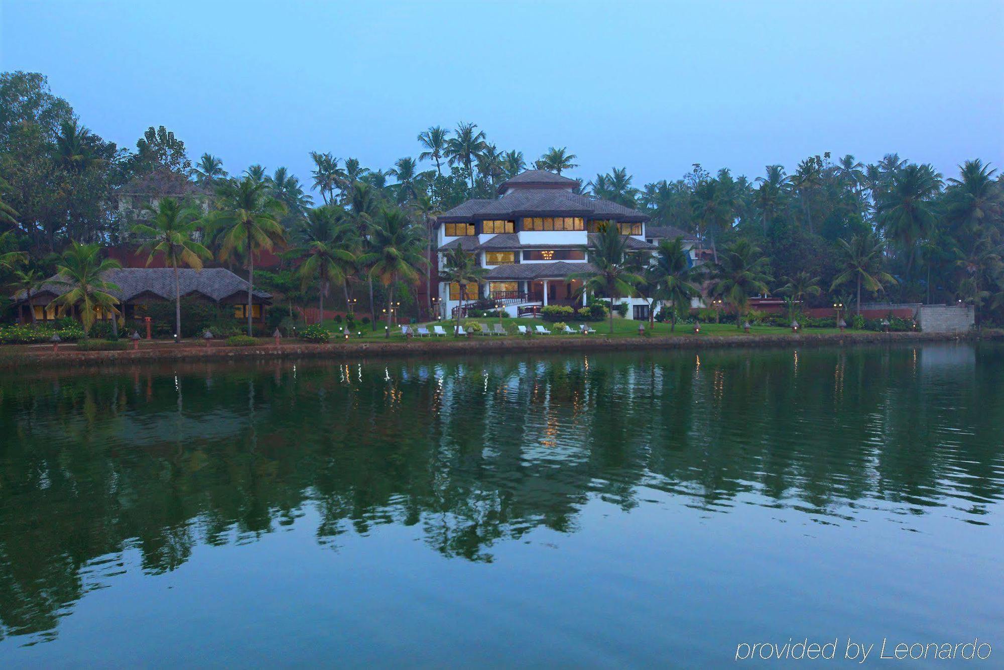 Fragrant Nature Backwater Resort & Ayurveda Spa Kollam Dış mekan fotoğraf